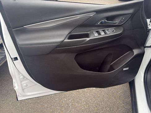 Used 2023 Chevrolet Bolt LT w/ Infotainment Package FWD image 6