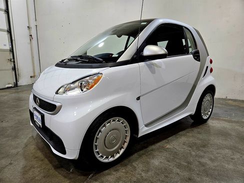 Used 2015 smart fortwo passion RWD image 9