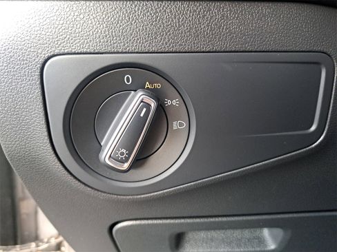 Used 2020 Volkswagen Tiguan SE image 27