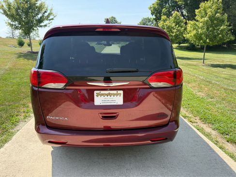 Used 2017 Chrysler Pacifica Touring FWD image 3