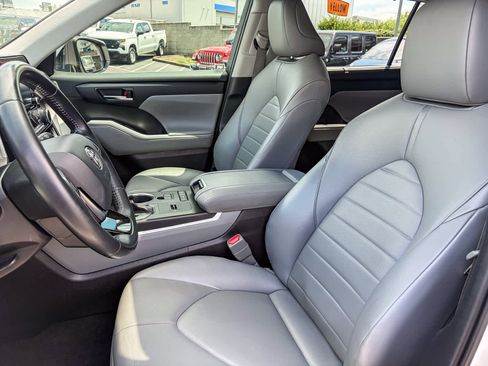 Used 2021 Toyota Highlander XLE FWD image 17