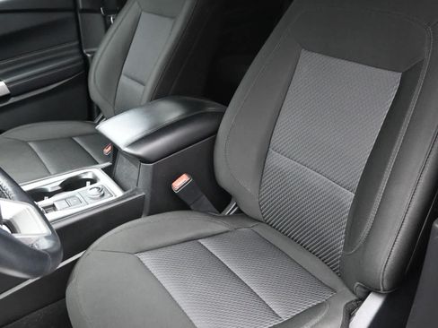 Used 2023 Ford Explorer XLT AWD/4WD image 30