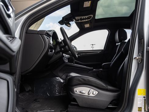Certified 2026 Porsche Macan AWD/4WD image 25