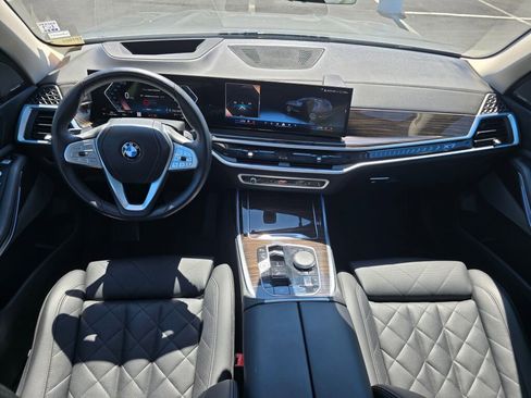 Used 2024 BMW X7 xDrive40i image 27