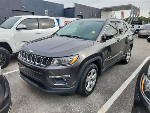 Used 2019 Jeep Compass Latitude image 2
