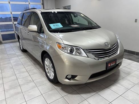 Used 2017 Toyota Sienna XLE w/ XLE Navigation Package image 5