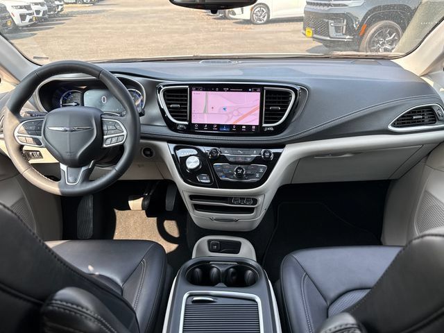 Used 2024 Chrysler Pacifica Limited FWD image 8