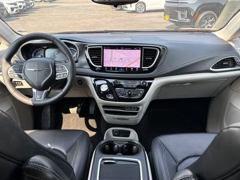 Used 2024 Chrysler Pacifica Limited FWD image 8