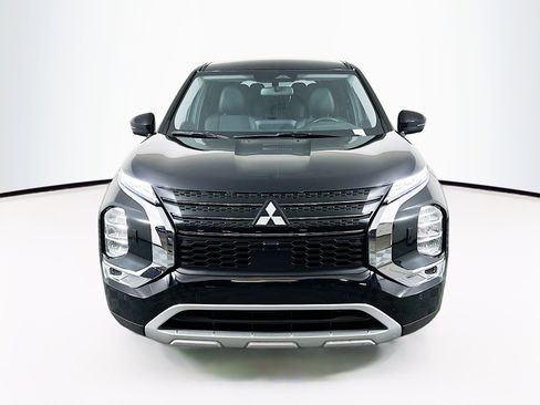 Used 2024 Mitsubishi Outlander SE image 2