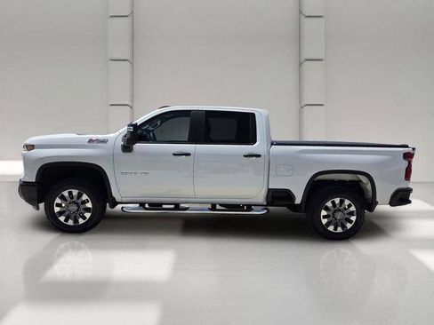 Used 2025 Chevrolet Silverado 2500 Custom AWD/4WD image 2