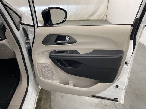 Used 2024 Chrysler Pacifica Touring-L image 10