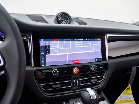 Certified 2025 Porsche Macan AWD/4WD image 23