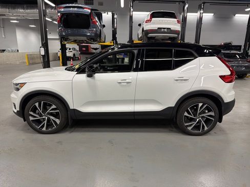 Used 2021 Volvo XC40 T5 R-Design w/ Climate Package image 3