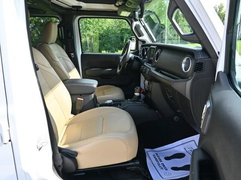 Used 2019 Jeep Wrangler Unlimited Sahara AWD/4WD image 19
