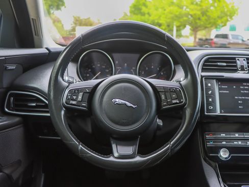 Used 2018 Jaguar XE Premium RWD image 27