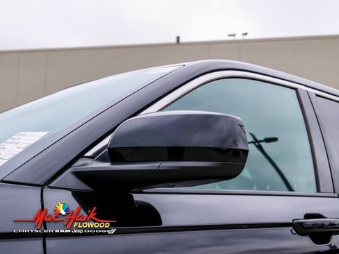 Used 2025 Jeep Grand Cherokee Laredo X image 3