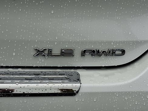 Used 2023 Toyota Highlander XLE AWD/4WD image 11