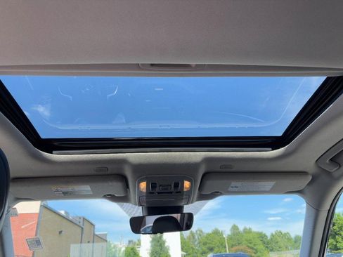 Used 2023 Toyota Highlander XLE AWD/4WD image 13