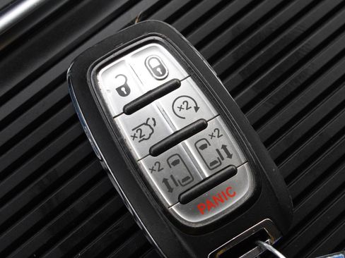 Used 2023 Chrysler Pacifica Limited image 17