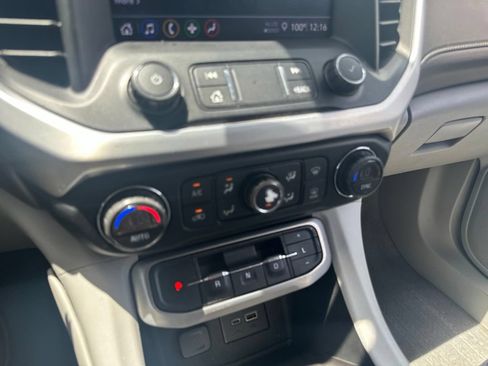 Used 2022 GMC Acadia SLE FWD image 13
