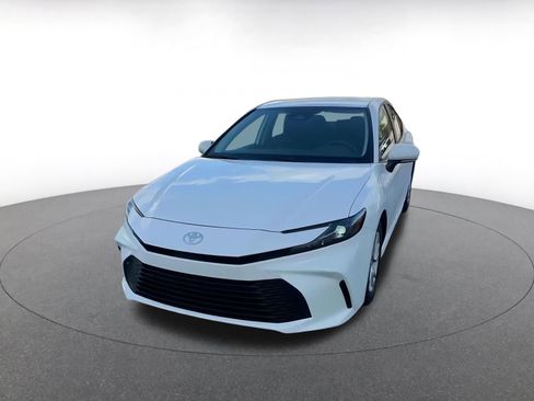 Used 2025 Toyota Camry LE image 7