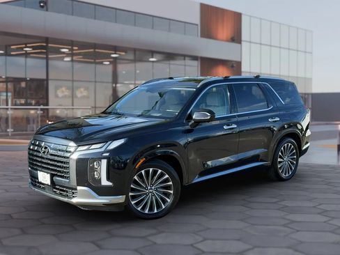 Used 2023 Hyundai Palisade Calligraphy FWD image 2