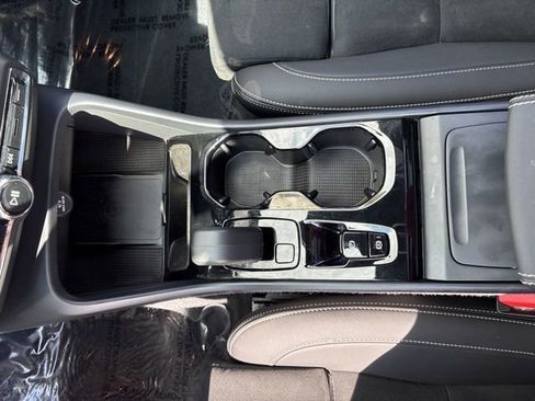 Used 2025 Volvo XC40 B5 Plus image 21