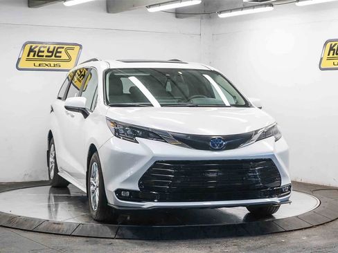 Used 2025 Toyota Sienna XLE w/ XLE Plus Package image 5