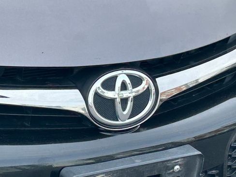 Used 2017 Toyota Camry SE image 11