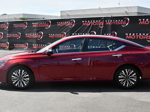 Used 2025 Nissan Altima 2.5 SV FWD image 4