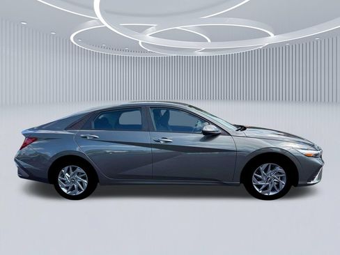 New 2026 Hyundai Elantra Hybrid FWD image 9