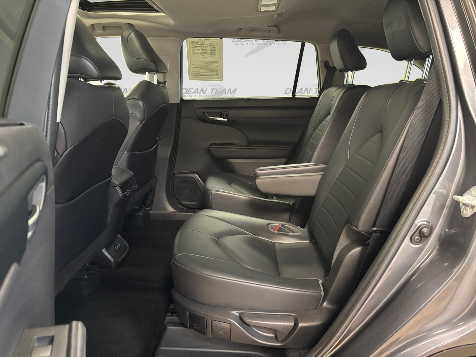 Used 2021 Toyota Highlander XLE FWD image 12