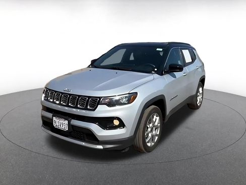 Used 2025 Jeep Compass Limited AWD/4WD image 7