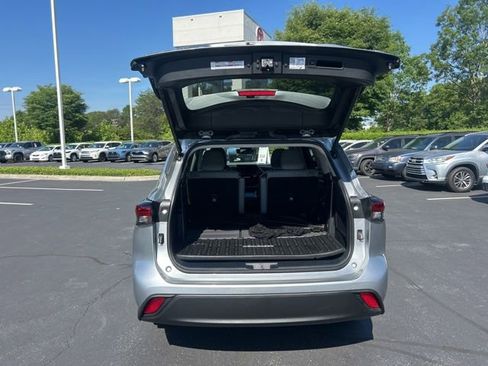 Used 2024 Toyota Highlander XLE FWD image 9