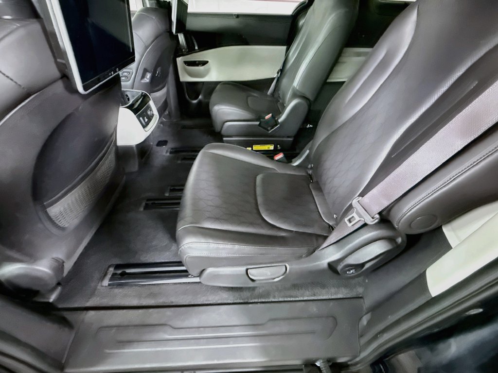 Used 2024 Kia Carnival SX FWD image 29
