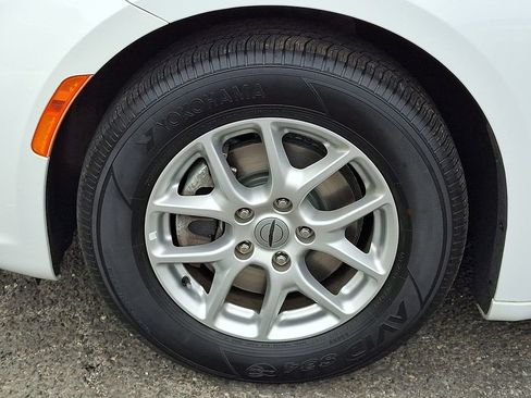 Used 2023 Chrysler Pacifica Touring-L FWD image 29