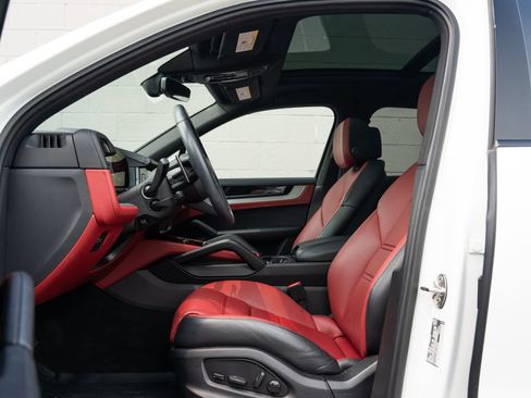 Used 2024 Porsche Cayenne AWD/4WD image 17