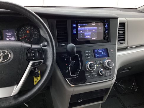 Used 2015 Toyota Sienna LE AWD/4WD image 32