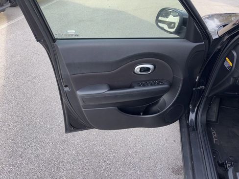 Used 2016 Kia Soul + image 21
