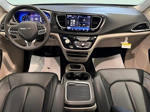 Used 2024 Chrysler Pacifica Touring-L image 21