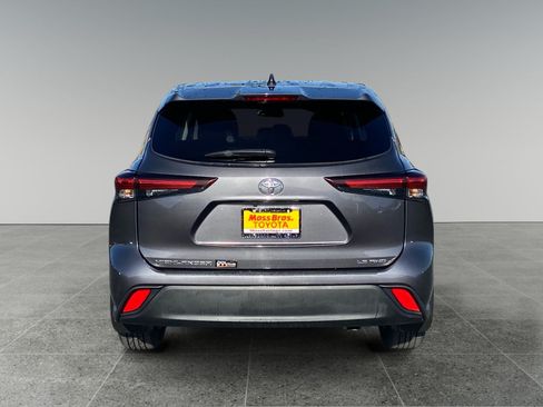 Used 2024 Toyota Highlander LE AWD/4WD image 4