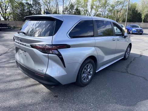 Used 2024 Toyota Sienna LE AWD/4WD image 20