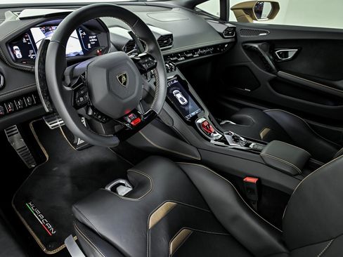 Used 2022 Lamborghini Huracan EVO RWD image 16