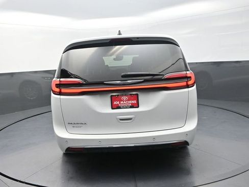 Used 2023 Chrysler Pacifica Touring-L FWD image 6