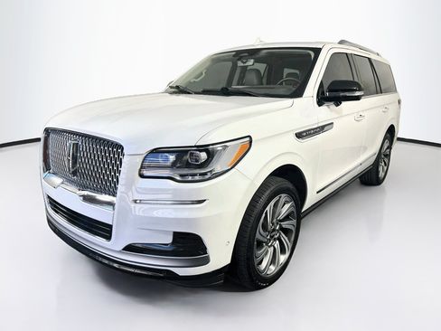 Used 2023 Lincoln Navigator Reserve AWD/4WD image 3