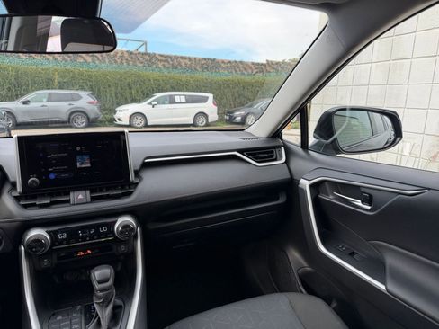 Used 2025 Toyota RAV4 XLE image 36