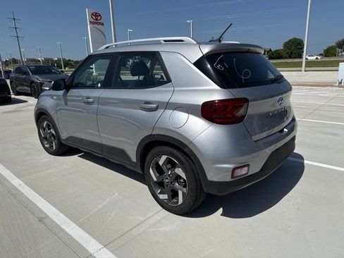 Used 2025 Hyundai Venue SEL FWD image 6