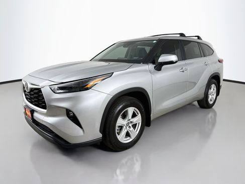 Used 2023 Toyota Highlander LE AWD/4WD image 3