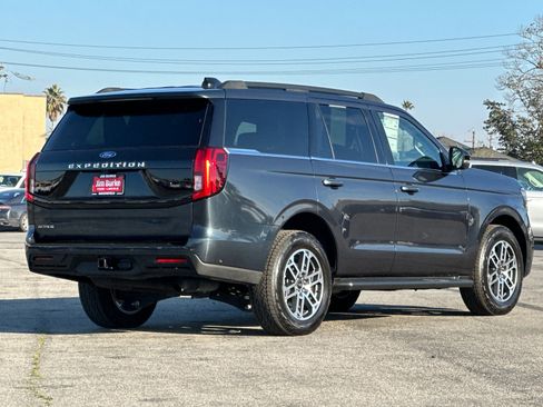 Certified 2025 Ford Expedition Active image 4