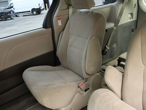 Used 2017 Toyota Sienna L image 33